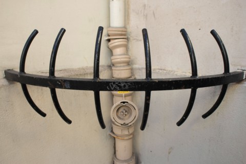 France, ile de france, paris 3e arrondissement, le marais, rue charlot, detail grille sur tuyauterie
Date : 2011-2012