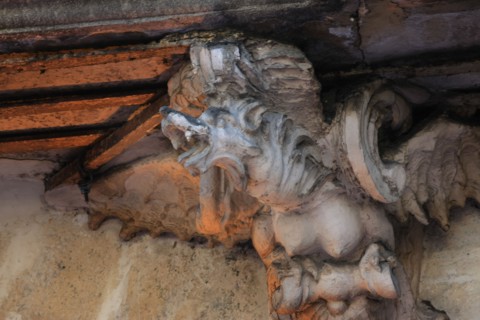 France, ile de france, paris 4e arrondissement, le marais, 133 rue saint antoine, hotel de seguier, detail chimeres supportant le balcon, bar, 
Date : 2011-2012