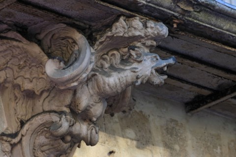 France, ile de france, paris 4e arrondissement, le marais, 133 rue saint antoine, hotel de seguier, detail chimeres supportant le balcon, bar, 
Date : 2011-2012