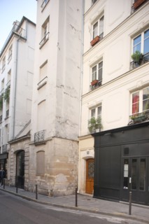 France, ile de france, paris, 4e arrondissement, marais, rue des blancs manteaux, pres de la rue des archives, porte empechant un magasin triangulaire, 
Date : 2011-2012
