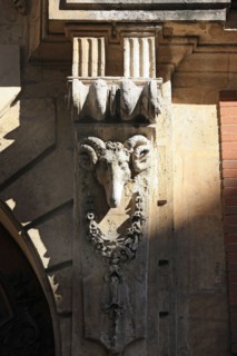 France, ile de france, paris 3e arrondissement, le marais, 30 rue des francs bourgeois, detail du pa'rtail de l'hotel d'almeras, beliers, 
Date : 2011-2012