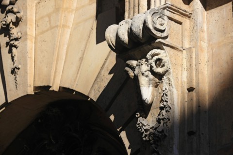 France, ile de france, paris 3e arrondissement, le marais, 30 rue des francs bourgeois, detail du portail de l'hotel d'almeras, beliers, 
Date : 2011-2012