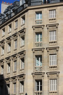 France, ile de france, paris 4e arrondissement, le marais, angle de la rue des archives et de la rue rambuteau, detail facade d'angle, ornements, mascarons, sculptures, 
Date : 2011-2012