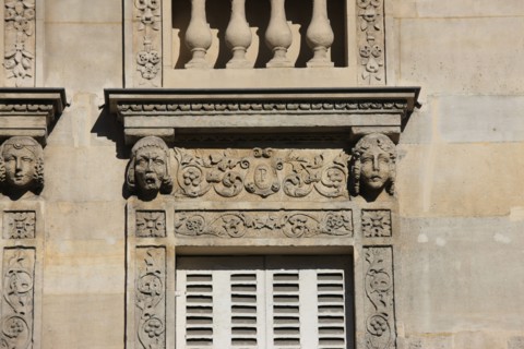 France, ile de france, paris 4e arrondissement, le marais, angle de la rue des archives et de la rue rambuteau, detail facade d'angle, ornements, mascarons, sculptures, 
Date : 2011-2012