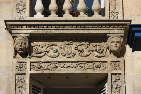 France, ile de france, paris 4e arrondissement, le marais, angle de la rue des archives et de la rue rambuteau, detail facade d'angle, ornements, mascarons, sculptures, 
Date : 2011-2012