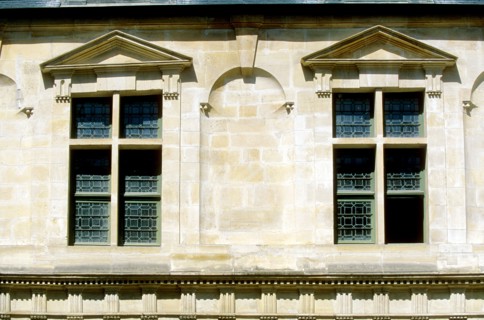 France, ile de france, paris, le marais, 4e arrondissement, 4 rue chapon hotel passart dit aussi jean bart, hotel particulier, facade sur cour, detail fenetres
Date : 2011-2012