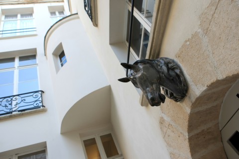 France, ile de france, paris 3e arrondissement, le marais, rue chapon, no22, hotel dorat, tete de cheval et tourelle d'angle, 
Date : 2011-2012