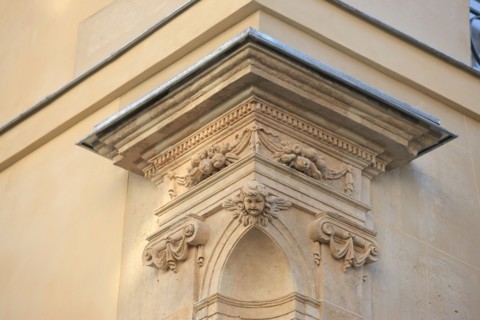 France, ile de france, paris 3e arrondissement, le marais, 58 rue de turenne, angle avec la rue de villehardouin, niche a la vierge, 
Date : 2011-2012