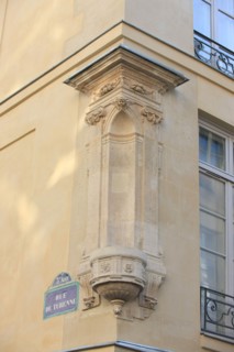 France, ile de france, paris 3e arrondissement, le marais, 58 rue de turenne, angle avec la rue de villehardouin, niche a la vierge, 
Date : 2011-2012