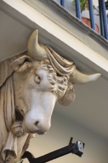 France, ile de france, paris 3e arrondissement, le marais, 67 rue de turenne, detail de tete de taureau soutenant le balcon, facade sur rue, immeuble, 
Date : 2011-2012
