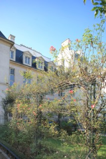 France, ile de france, paris 3e arrondissement, le marais, rue de hesse, jardin saint gilles, facade sur jardin de l'hotel grand veneur, 
Date : 2011-2012