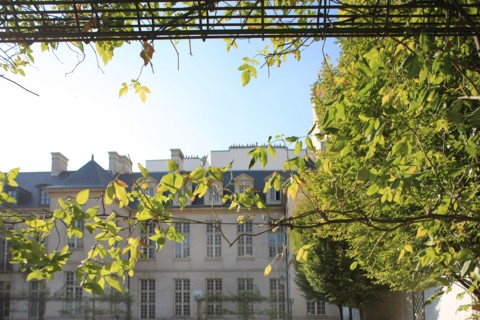 France, ile de france, paris 3e arrondissement, le marais, rue de hesse, jardin saint gilles, facade sur jardin de l'hotel grand veneur, 
Date : 2011-2012