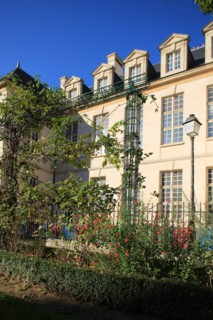 France, ile de france, paris 3e arrondissement, le marais, rue de hesse, jardin saint gilles, facade sur jardin de l'hotel grand veneur, 
Date : 2011-2012