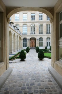 France, ile de france, paris 3e arrondissement, le marais, 79 rue du temple, hotel de montmort, deuxieme cour, 
Date : 2011-2012
