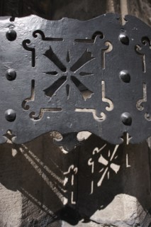 France, ile de france, paris 3e arrondissement, le marais, rue des archives, detail d'une grille metallique et de son ombre, 
Date : 2011-2012
