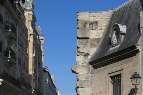 France, ile de france, paris 4e arrondissement, le marais, rue pavee, vestige du mur de la prison de la force jouxtant l'hotel de lamoignon, bhvp, 
Date : 2011-2012