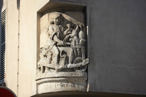 Relief à l'angle de la rue de Fourcy et de la rue de Jouy, à Paris