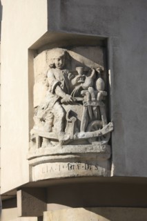 Relief à l'angle de la rue de Fourcy et de la rue de Jouy, à Paris