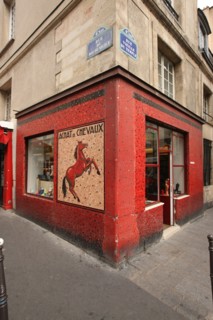 France, ile de france, paris 4e arrondissement, marais, 56 rue du roi de sicile, magasin, ancien decor achat de chevaux, commerce, 
Date : 2011-2012