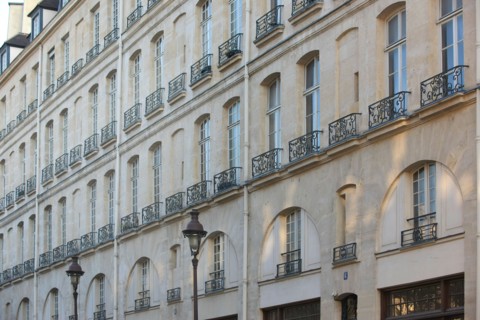 France, ile de france, paris 4e arrondissement, le marais, rue francois miron, immeuble du 2 au 14, pavillons, balcon avec motif de l'orme de saint gervais, 
Date : 2011-2012