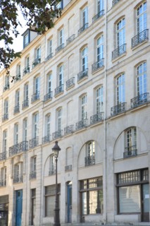 France, ile de france, paris 4e arrondissement, le marais, rue francois miron, immeuble du 2 au 14, pavillons, balcon avec motif de l'orme de saint gervais, 
Date : 2011-2012