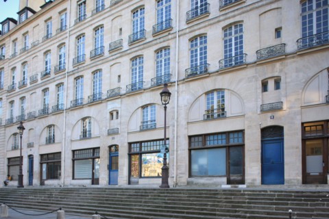 France, ile de france, paris 4e arrondissement, le marais, rue francois miron, immeuble du 2 au 14, pavillons, balcon avec motif de l'orme de saint gervais, 
Date : 2011-2012