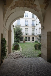 France, ile de france, paris 4e arrondissement, marais, place des vosges, numero 23, hotel de richelieu, entree de la cour.
Date : 2011-2012