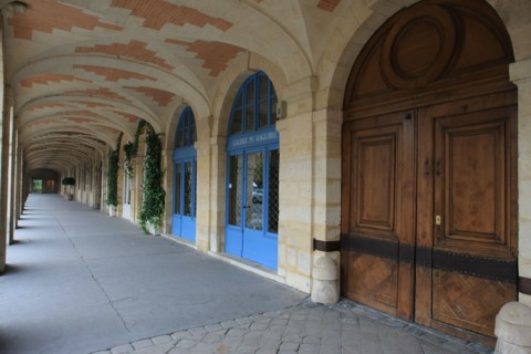 France, ile de france, paris 4e arrondissement, marais, place des vosges, arcades au niveau du numero 9, porte en bois.
Date : 2011-2012