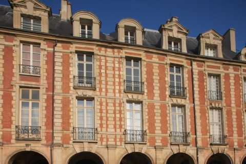 France, ile de france, paris 4e arrondissement, le marais, place des vosges, pavillons, du cote de l'hotel richelieu no23.
Date : 2011-2012