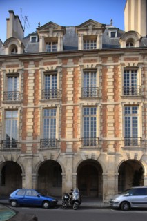 France, ile de france, paris 4e arrondissement, le marais, place des vosges, no11 facade sur rue de l'hotel pierrard.
Date : 2011-2012