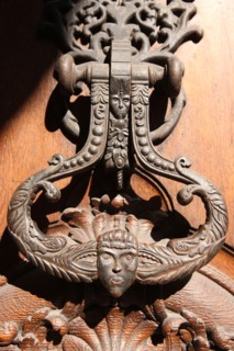France, ile de france, paris 4e, le marais, hotel d'albret, rue des francs bourgeois, affaires culturelles de la ville de paris, detail heurtoir de porte.
Date : 2011-2012
