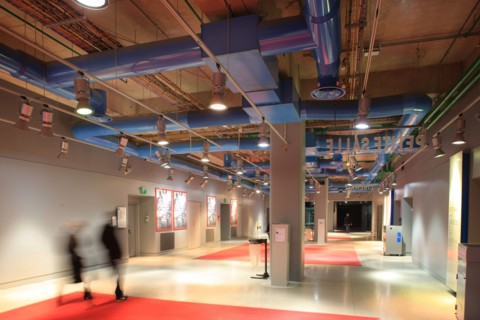 France, ile de france, paris 4 arrondissement, beaubourg, centre pompidou, architectes renzo piano et richard rogers, niveau -1, sous sol, ascenseurs, salles de projection.
Date : 2011-2012