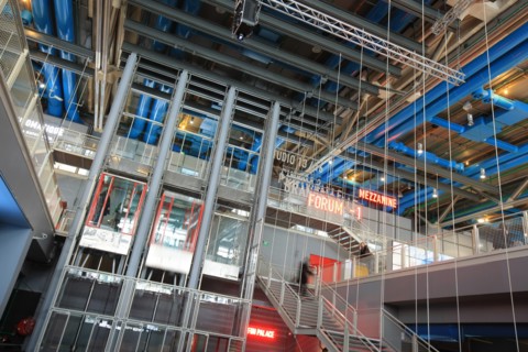 France, ile de france, paris 4 arrondissement, beaubourg, centre pompidou, architectes renzo piano et richard rogers, niveau -1, sous sol, ascenseurs, salles de projection.
Date : 2011-2012