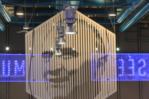 France, ile de france, paris 4 arrondissement, beaubourg, centre pompidou, architectes renzo piano et richard rogers, portrait georges pompidou et leds mu-see.
Date : 2011-2012