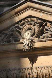 France, ile de france, paris 4e arrondissement, le marais, impasse de la poissonnerie, fontaine de jarente, detail du fronton.
Date : 2011-2012