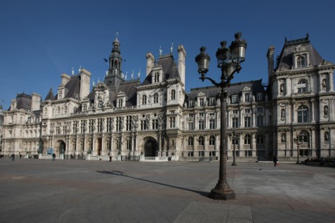 France, ile de france, paris 4e arrondissement, place de l'hotel de ville, facade de la mairie de paris, institution, lampadaire, candelabre, eclairage, parvis.
Date : 2011-2012