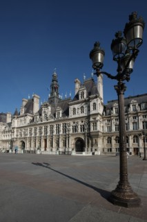 France, ile de france, paris 4e arrondissement, place de l'hotel de ville, facade de la mairie de paris, institution, lampadaire, candelabre, eclairage, parvis.
Date : 2011-2012