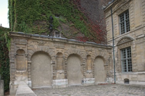 France, ile de france, paris 4e arrondissement, le marais, 62 rue saint antoine, hotel de bethune sully, centre des monuments nationaux, facade sur la seconde cour, mur renard.
Date : 2011-2012