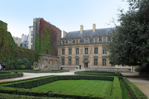 France, ile de france, paris 4e arrondissement, le marais, 62 rue saint antoine, hotel de bethune sully, centre des monuments nationaux, facade sur la seconde cour et jardin depuis l'orangerie.
Date :...