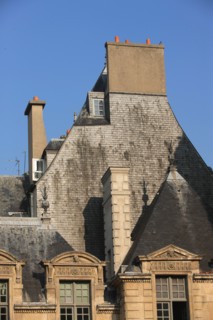 France, ile de france, paris4e arrondissement, le marais, 62 rue saint antoine, hotel de bethune sully, siege des monuments historiques, derriere l'orangerie, lucarne de la place des vosges.
Date : 20...