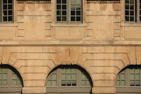France, ile de france, paris 4e arrondissement, le marais, 62 rue saint antoine, hotel de bethune sully, siege des monuments historiques, orangerie, cadran solaire.
Date : 2011-2012