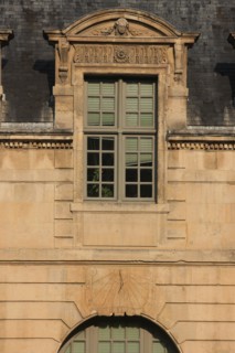 France, ile de france, paris 4e arrondissement, le marais, 62 rue saint antoine, hotel de bethune sully, siege des monuments historiques, orangerie, cadran solaire.
Date : 2011-2012