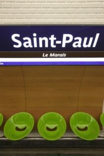 France, ile de france, paris 4e arrondissement, station de metro saint paul, rue saint antoine, mobilier de station.
Date : 2011-2012