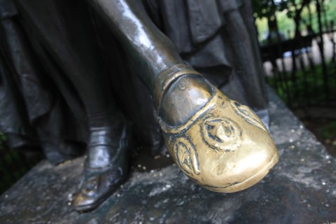 France, ile de france, paris, 6e arrondissement, rue des ecoles, square painleve, face a la sorbonne, detail de la statue de montaigne, bronze poli.
Date : 2011-2012