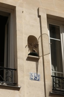 France, ile de france, paris 5e arrondissement, 45 rue mouffetard, detail, facade, mur, arbuste, niche.
Date : 2011-2012