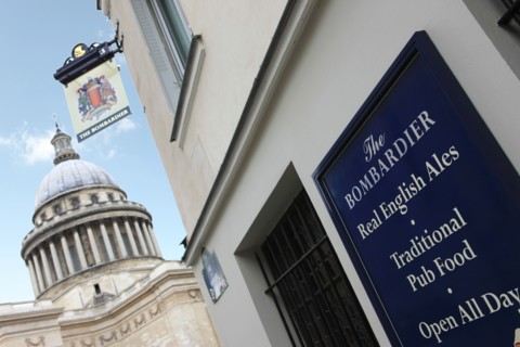 France, ile de france, paris 5e arrondissement, 2 place du pantheon, pub the bombardier, bar, grande bretagne.
Date : 2011-2012