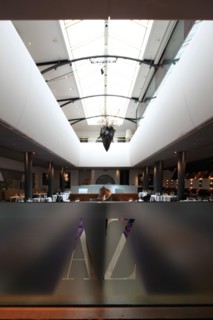 France, ile de france, paris 6e arrondissement, 82 rue mazarine, restaurant club l'alcazar, mezzanine, tables, verriere.
Date : 2011-2012