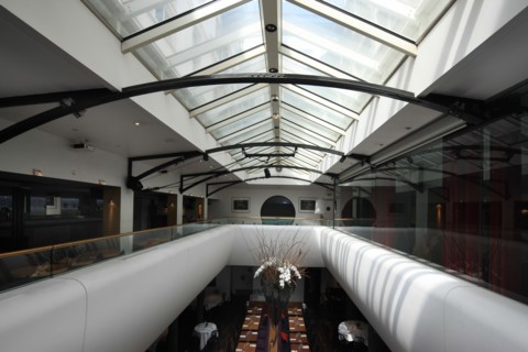 France, ile de france, paris 6e arrondissement, 82 rue mazarine, restaurant club l'alcazar, mezzanine, tables, verriere.
Date : 2011-2012