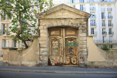 France, ile de france, paris, le marais, 4e arrondissement, 6 rue beautreillis, ancien hotel raoul, vestige du portail, graffitti, hotel particulier.
Date : 2011-2012