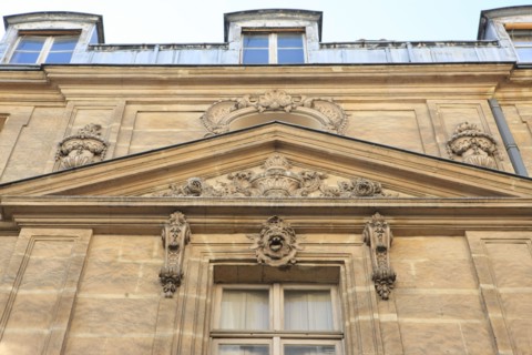 france, region ile de france, paris 4e arrondissement, ile saint louis, 51 rue saint louis en l'ile, hotel chenizot, portail, dragons, hotel particulier.
Date : 2011-2012